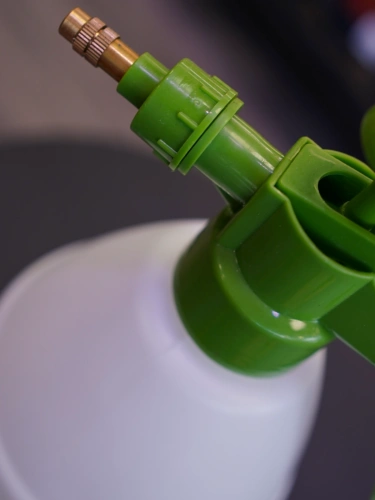 Spryskiwacz ciśnieniowy do roślin Kinzo 2L